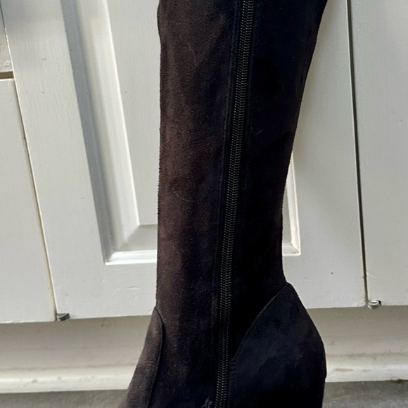 Tahari "Danton" faux suede knee-high stretch boots in black 8 M - Picture 5 of 7